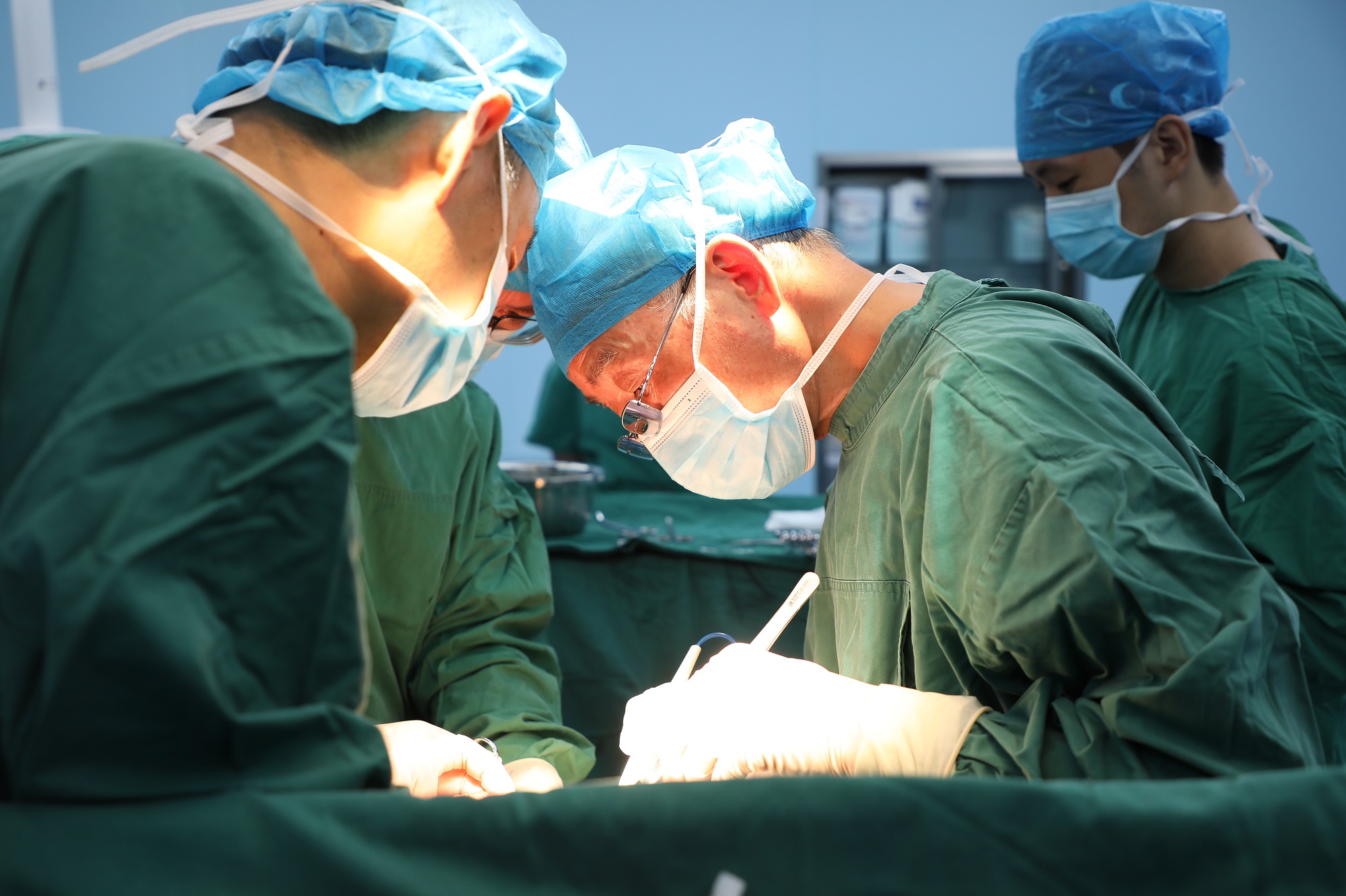 【西海岸新区卫生健康官微】历经1个多小时，86岁高龄的结肠肿瘤患者“闯关”成功